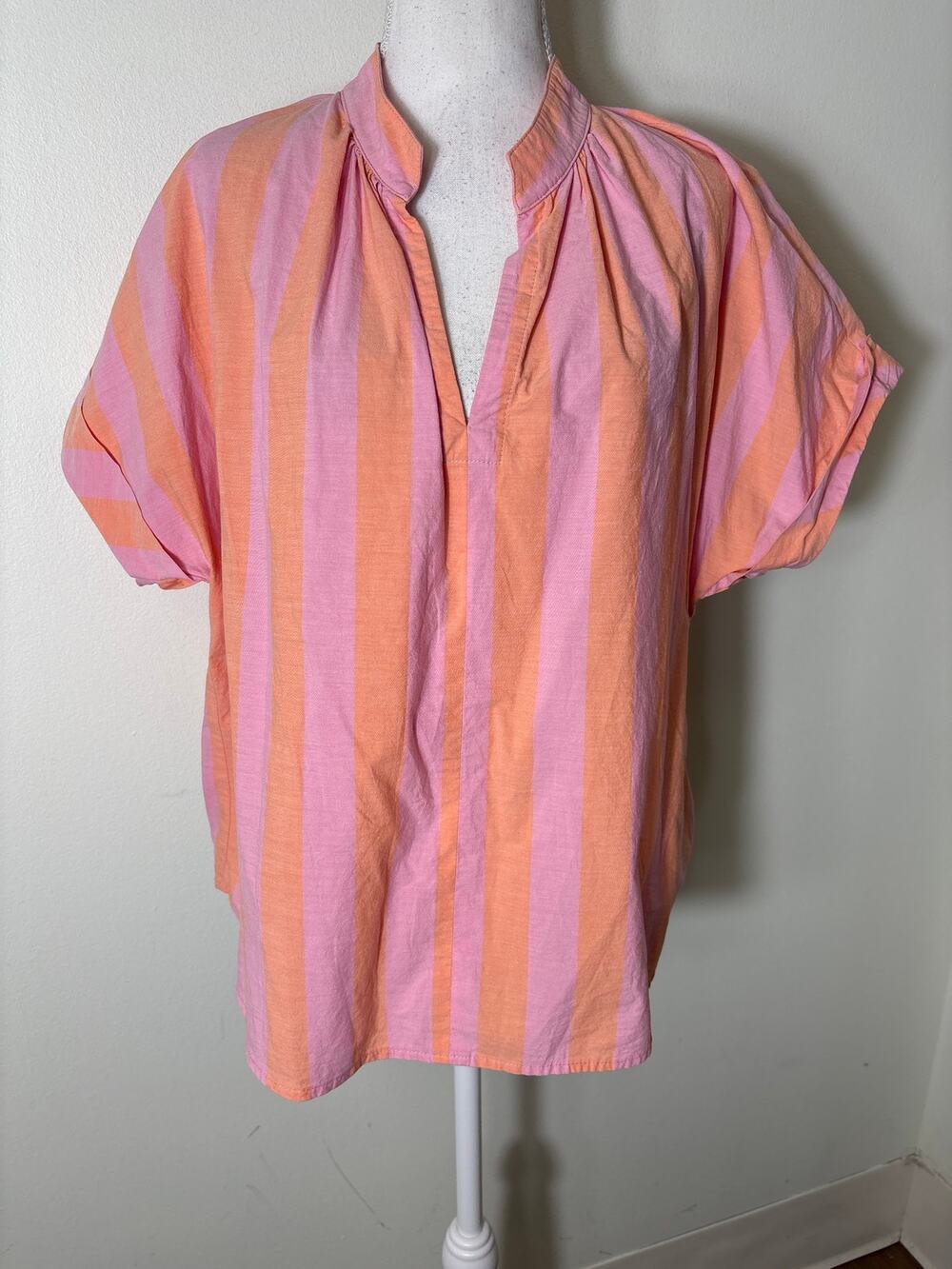 Finley Orange and Pink V Neck Short Sleeve Shirt Sz M